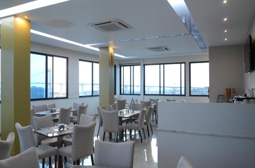 Blu Sky Hotel餐厅或其他用餐的地方