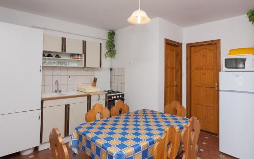 锡尔沃斯瓦里德帕拉兰公寓的一间厨房,里面配有桌椅