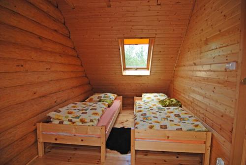 DebinaDomy z bali Debina的小木屋内带两张床的房间