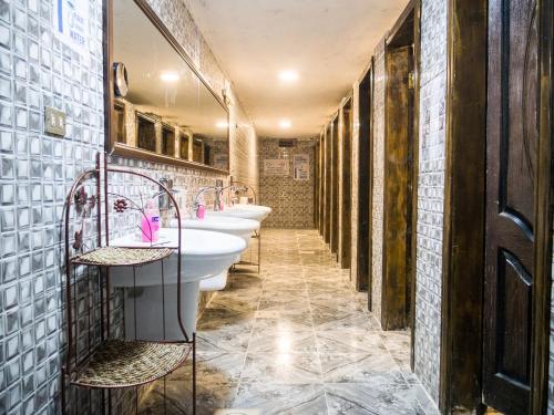 瓦迪穆萨贝都酒店的浴室设有4个水槽和一排镜子
