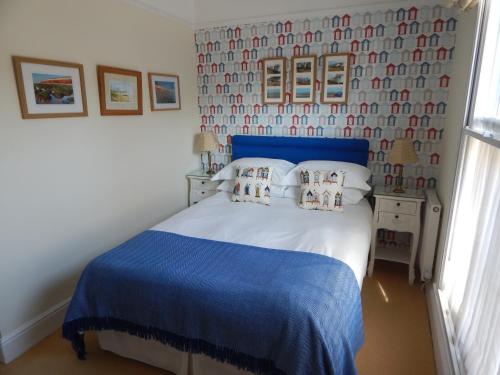 金斯林费尔莱特住宿加早餐旅馆的卧室配有蓝色和白色的床和窗户。