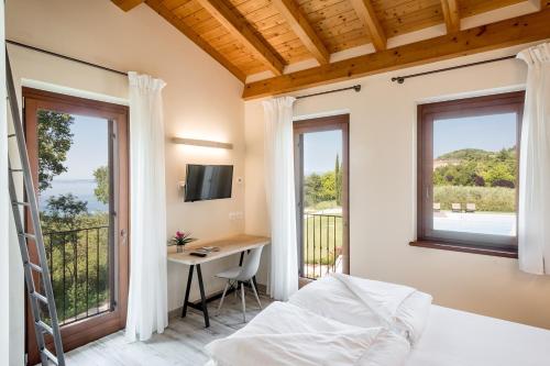 巴多利诺Agriturismo Ca' Zerbetto的卧室配有一张床、一张书桌和窗户。