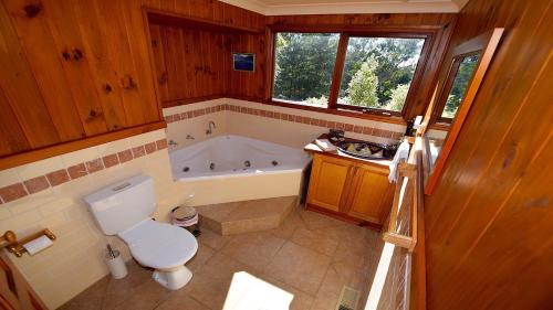 卢拉Santosha Glade near the Everglades的带浴缸、卫生间和盥洗盆的浴室