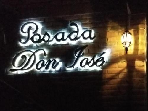 埃尔富埃尔特Posada Don Jose的建筑物上冰上读果酱的标志