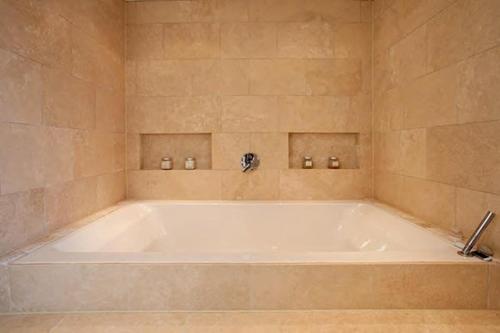 瓦灵福德沃伯勒住宿加早餐旅馆的浴室内设有大型白色浴缸。
