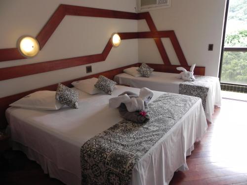 塞拉内格拉塞拉内格拉帕拉迪阿姆酒店的客房内的两张床,里面装满了动物
