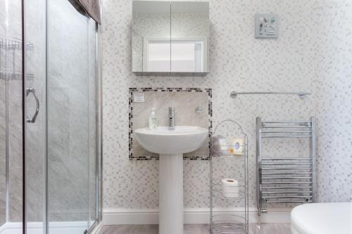 布莱克浦The Beechcliffe Hotel - Over 35's Only的一间带水槽和淋浴的浴室