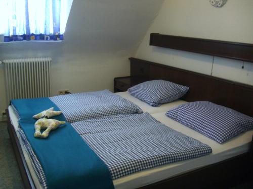 Hotel-Restaurant Burg-Ramstein客房内的一张或多张床位