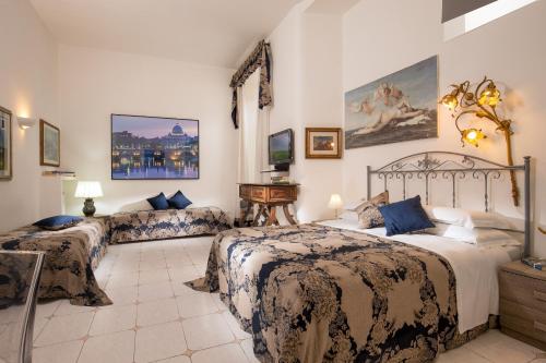 罗马罗马市中心旅馆的一间卧室,配有两张床