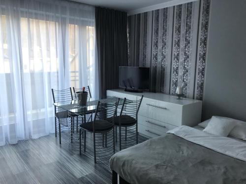米兹多洛杰Apartament Villa Marea的卧室配有一张床和一张桌子及椅子
