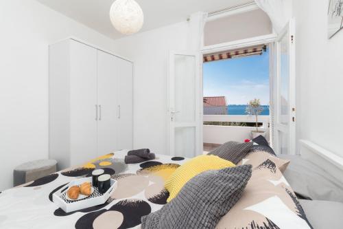 佩特坎内Apartman Roko的一间卧室设有一张床,享有海景