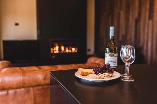 特卡波湖特卡波湖美景公寓的一瓶葡萄酒和一盘奶酪及一杯