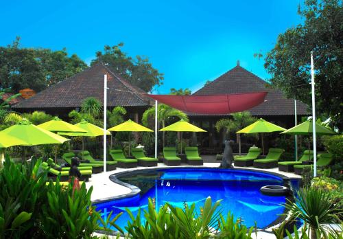 蓝梦岛蓝梦岛达玛拉酒店的一个带椅子和遮阳伞的游泳池
