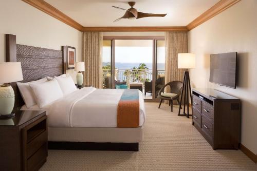 拉海纳Hyatt Vacation Club at Ka'anapali Beach的酒店客房设有一张床,享有海景。