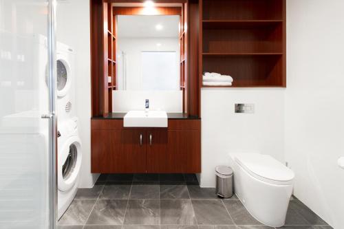 堪培拉娜拉邦达住宅酒店的一间带水槽、卫生间和镜子的浴室