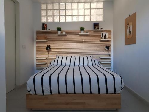 卡门港Loma Green的一间卧室配有一张带木制床头板的床