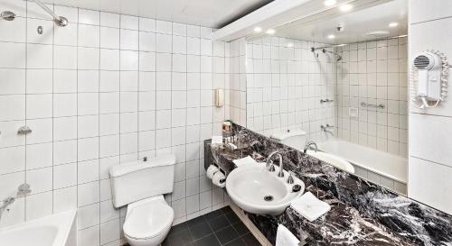 墨尔本墨尔本亚当湾景酒店的白色的浴室设有卫生间和水槽。