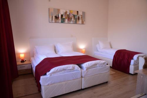 季米特洛夫格勒Hotel Afrodita Dimitrovgrad BG的卧室配有两张床和两盏台灯,位于地板上