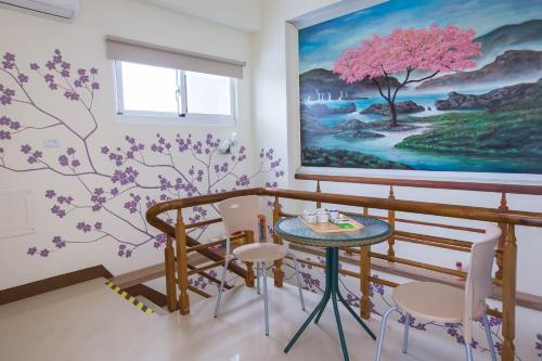 台东老谢的家的墙上有画作的房间和桌子