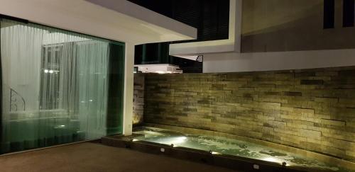 太平冬宫精品度假屋的带浴缸的大窗户