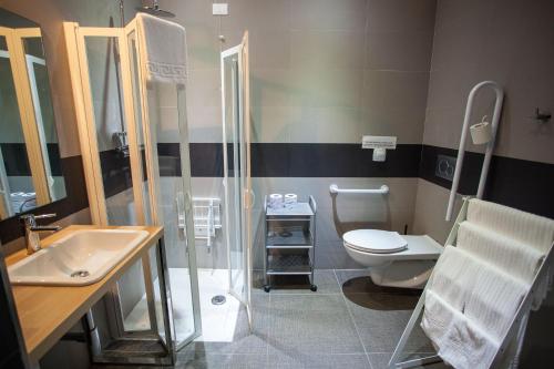 坎波巴索拉泰沃纳塔酒店的浴室配有卫生间、淋浴和盥洗盆。