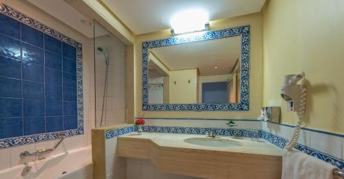 莫纳斯提尔Regency Hotel & Spa的一间带水槽和镜子的浴室