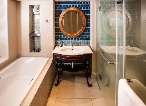 马普托马普托南太阳酒店的带浴缸、水槽和镜子的浴室