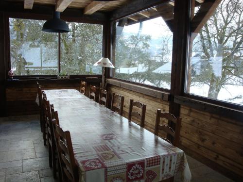 莫里永钱布莱斯德霍茨德拉索斯小木屋酒店的一间带桌子和一些窗户的用餐室