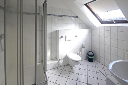 奥斯纳布吕克布希-阿特酒店的带淋浴、卫生间和盥洗盆的浴室