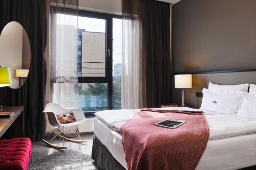 汉堡汉堡乔治酒店的酒店客房设有一张床和一个大窗户