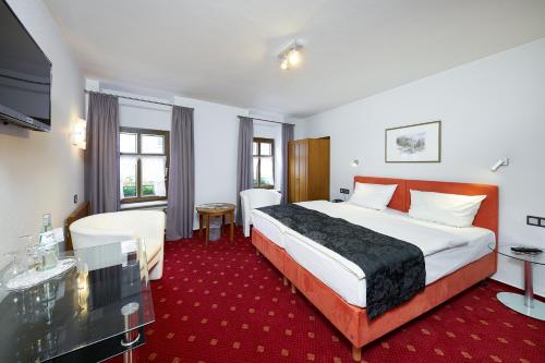 贝尔恩卡斯特尔-库斯祖尔帕斯特酒店的一间设有大床和窗户的酒店客房