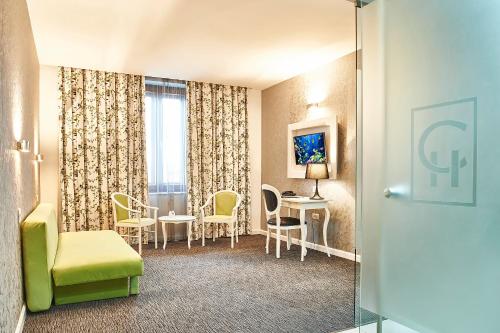 锡比乌大陆酒店的酒店客房配有桌椅,