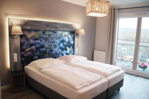 弗隆海姆Winzerhotel Trautwein的一间卧室配有一张壁画床