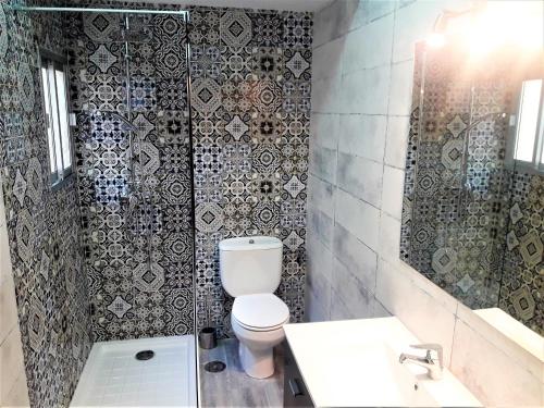 乌贝达Apartamentos Sol Compañia的一间带卫生间、水槽和镜子的浴室
