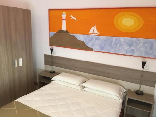 弗雷杰内科拉罗酒店的一间卧室配有一张床,灯塔画