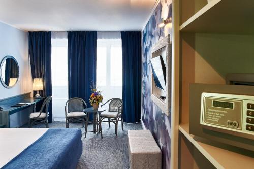阿拉德阿拉德大陆酒店的配有一张床和一张书桌的酒店客房