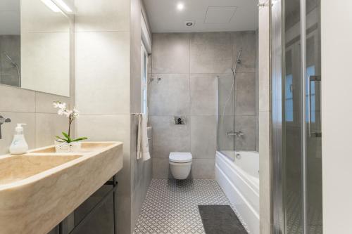 里斯本克鲁兹公寓的一间带水槽、卫生间和淋浴的浴室