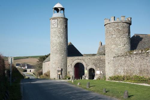 Le RozelLes Chambres du Château du Rozel的两座塔楼在道路一侧的建筑物