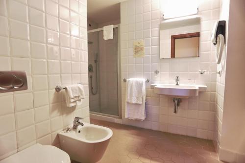 罗马卡普其尼酒店的一间带卫生间和水槽的浴室