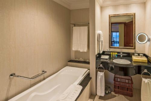 艾因西莱姆戈佐大酒店的带浴缸和盥洗盆的浴室