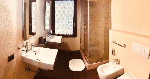 博洛尼亚Podere Boschetto R&B的浴室配有2个盥洗盆、卫生间和淋浴。