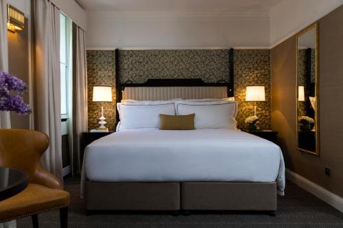 伦敦The Academy - Small Luxury Hotels of the World的卧室配有一张白色大床和两盏灯。