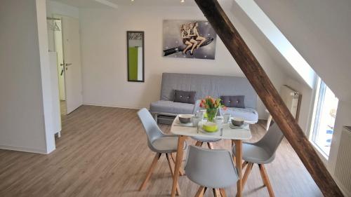 摩泽尔河畔的泽尔摩泽尔美景公寓的用餐室以及带桌椅的起居室。