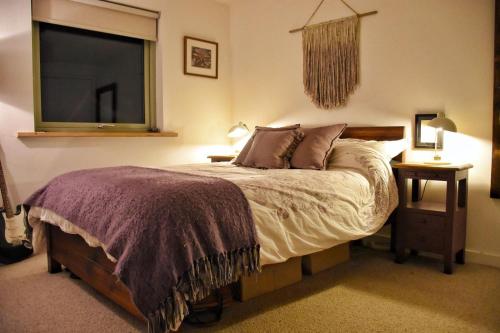 格伦科Cosy Cottage的一间卧室配有一张大床和电视