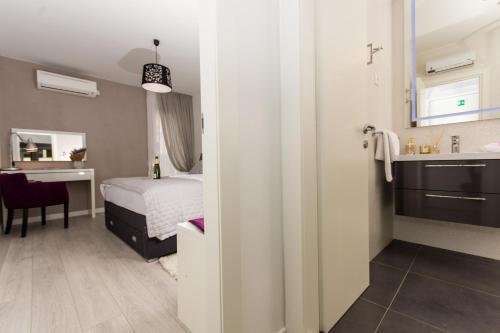 斯普利特Adriatic Blue View的一间酒店客房 - 带一张床和一间浴室