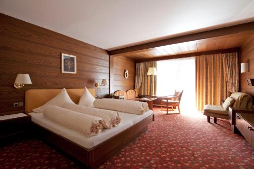 圣安东阿尔贝格圣安东运动酒店的配有一张床和一张书桌的酒店客房