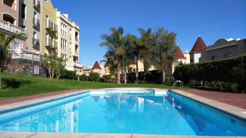 圣乌尔苏拉Lagos de La Quinta的大楼前的游泳池
