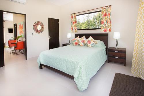 Toucan Villa Newer with WiFi & Pool - Digital Nomad Friendly客房内的一张或多张床位