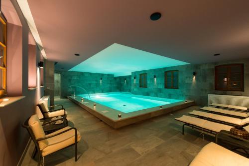 布泽特维拉吾拉塔精品酒店的大型浴室设有大型游泳池