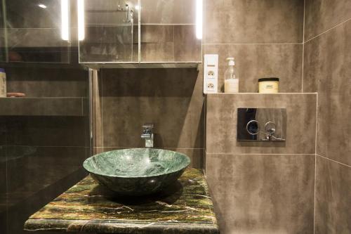 昂蒂布Chateau Clemenceau的一个带大碗水槽的柜台浴室